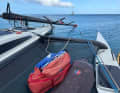 Mast der "Black Marlin" ragt über Deck und liegt auf einem SUP im Wasser