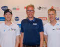 Gemeinsam bei der Vorab-Pressekonferenz zur 130. Kieler Woche: Sportchef Dirk Ramhorst (M.) mit Ilca-7-Coach Alex Schlonski (r.) und Ilca-7-Steuermann Nik Willim