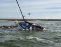 La barca naufragata andò alla deriva e alla fine colpì un groyne