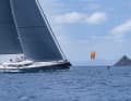 Au contact : un aileron de kite démontre la vraie taille de "Red Dragon" (52 mètres). Le slup en alliage a remporté une nette victoire dans son groupe, le barreur propriétaire a reçu le prix du meilleur owner driver.