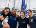 Foto di gruppo di addio da La Réunion: Ian Lipinski (a sinistra) e Amélie Grassi (seconda da destra) con la skipper austriaca Lisa Berger e la sua co-skipper Jade Edwards-Leaney.