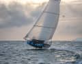 Der Mini 6.50 hebt sich dank seiner sehr großen Foils bereits ab 8 Knoten Wind aus dem Wasser. Bei 6 Knoten Wind produzieren sie genug Lift, um die benetzte Fläche des Rumpfes stark zu reduzieren 