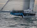 Caroline Boules Mini 6.50 ist ein Design von Sam Manuard, einem der gefragtesten Konstrukteure für Boote auf Foils. Er hat neben ihrem Mini auch einige der schnellsten Imoca 60 gezeichnet, darunter die spektakuläre "Charal 2" mit V-Rudern 