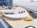 Die 77 Meter lange Variante bringt das Falcon Rig zurück: zwei 62 Meter hohe Panamax-Masten mit elektro-hydraulischem Segelmanagement. Hinzu kommt ein Spa-Beachclub mit Faltterrassen