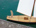 1875: Die erste Windsteueranlage wurde von keinem Geringeren als Nathanael Herreshoff persönlich entwickelt – für einen Modellkatamaran, denn es gab noch keine Fernbedienungen. Die Windfahne bestand aus einer Truthahnfeder. Das System wurde jedoch erst 1919 in der Modellbauszene bekannt