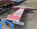Hier der Kiel im ausgebauten Zustand vor dem Refit. Die blaue Markierung zeigt die gebrochenen Bolzen am oberen Teil der Finne, die in der Kielbox arretiert wird und so am meisten zur Integrität der Kiel-Rumpf-Verbindung beiträgt. Der Chef der Varadero-Werft in A Coruna schrieb Lisa Berger, als sie von Bord ihr Problem schilderte, kurz und knapp: „Euer Kiel kann jederzeit abscheren."