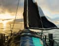 Un véhicule inhabituel : Le Tasmanien Samuel McLennan a passé environ deux ans à construire ce bateau à partir de déchets marins. Sa forme ressemble à celle d'un radeau avec une proue pointue.