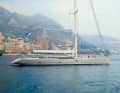97 | Zefira | 49,70 m: Im Oktober 2024 machte „Zefira“ bei Sangiorgio Marine fest, die knapp 50 Meter sollten auf der Werft in Genua gründlich überholt werden. Zuerst wurde der 65-Meter-Mast mithilfe zweier Kräne gelegt. Nach und nach nahmen sich die Mitarbeiter die Außenhaut vor, reinigten die Tanks, überholten den Caterpillar-Hauptmotor und die Nebenaggregate, warteten den Propeller und das Ruder. Die knapp zehn Meter breite Alu-Slup für acht bis zehn Gäste entstand 2010 für das italienische Paar Salvatore und Paola Trifiro bei Fitzroy Yachts in Neuseeland. Die Linien lieferte Ed Dubois, für die Innen­einrichtung vergaben die Eigner den Auftrag an Rémi Tessier, der auf reichlich Weiß setzte. 2017 stiegen die beiden Mailänder Anwälte um und verkleinerten sich mit „­Ribelle“, einer modernen 33-Meter-Slup von Vitters, die sie 2022 durch eine Motor­yacht ersetzten.