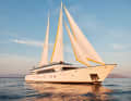 98e Anima Maris : c'est le grand bonheur de la famille Ercegovic qui, depuis 70 ans, fait de grands voyages en Méditerranée. Le voilier à moteur de 8,70 mètres de large navigue en tant que yacht charter au départ de la Croatie et du Monténégro, les douze invités sont pris en charge à bord de "l'âme de la mer" par un équipage de huit à neuf personnes. Au moteur (2 x Cummins), il peut atteindre un maximum de douze nœuds, ce qui est suffisant pour une croisière de vacances. À partir de 85 000 euros par semaine.