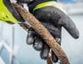 Les gants protègent les mains des blessures sur les lignes de muraille