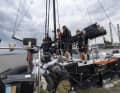 Schon draußen auf der Elbe steigen die ersten Fernsehteams und auch die YACHT-Reporter über