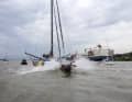 "Malizia – Seaexplorer" kämpft sich auf einer kabbeligen Welle bei Wind gegen Strom Richtung Hamburg