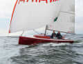 Aira 22: Das kleine und vielseitige Modell aus Holland gibt es in verschiedenen Varianten als Clubsailer, Daysailer oder als Sportboot. Eine günstige Wahl mit vielen Talenten und starken Segeleigenschaften. Rumpflänge 6,50 m; Breite 2,20 m; Gewicht 750 kg; ab 17.900 Euro