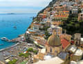 Blick auf die Stadt Positano. Yachten können davor an Muringbojen festmachen