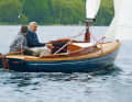 Fricke & Dannhus haben mit der HD 20 Kaja einen eleganten Retroklassiker aus formverleimtem Mahagoni oder GFK mit kleiner Kajüte im Angebot. Länge 5,85 m; Breite 1,90 m; Gewicht 610 kg; ab 53.880 Euro