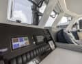 Une table de navigation complète offre une position assise confortable avec vue sur l'avant et beaucoup de place pour des installations supplémentaires.