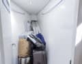 Un grand espace de rangement se trouve à tribord, relié à la cabine avant, et offre suffisamment de place pour les bagages, les coussins et bien d'autres choses.