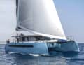 Die Balance 482 hoch am Wind. Die Kreuzeigenschaften sind ausgespochen gut, auch wenn das Schiff in der Mittelmeerwelle etwas zum Stampfen neigt