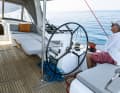 The helmsman of the Oceanis can sit well to the side, of course also upwind with more heel. However, the bench behind is too far away for steering