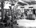 Ebenfalls sehenswert in Flensburg: das Museum des Flensburger Rumhauses Braasch. Hier eine dort ausgestellte alte Aufnahme, die das Fasslager und die Abfüllung des Rums in Flaschen per Hand zeigt