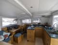 Le salon dispose d'une table de navigation à part entière et orientée dans le sens de la marche