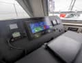 Neben Plotter und Navigationselektronik ist reichlich Platz für persönliche Dinge vorhanden.