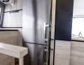 Neben Marine-Kühlschränken ist auch ein normaler Haushalts-Kühlschrank verbaut.