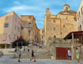 If you want to go up to the citadel of Calvi, you need to be a good walker. There are countless steps to climb. But that doesn't bother the young footballers