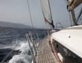 Die Dufour 412 GL pflügt auf die Insel zu