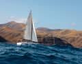 Navigare tra le onde dell'Atlantico in un impressionante scenario vulcanico nel sud-est dell'isola canaria di Lanzarote a Playa La Casa
