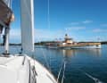 Rencontre intergénérationnelle en haute mer : le vieux bateau à roues va à la rencontre du yacht charter moderne