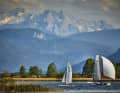 Banchi di canneti piatti, pendii montuosi verde scuro, cime altissime: il lago Chiemsee colpisce per i suoi panorami