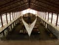 "Coronet" dans son état d'origine en 2006, avant que les travaux sur la coque ne commencent. Dans son hangar léger de la baie de Narragansett, au large de Newport, la goélette a l'air d'une baleine échouée.