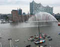 Empfang vor der Elbphilharmonie vom Feuerlöschboot
