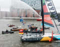Empfang vor der Elbphilharmonie vom Feuerlöschboot
