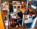 Rustikal-maritime Umgebung, für  den einen Inspiration, den anderen Ablenkung. Autor Marc Bielefeld arbeitet am liebsten an Bord
