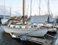 Cockpitplane "hoch": Liegt das Boot über Winter im Wasser und muss im Notfall beweglich sein, ist es möglich, eine Art "Sonnensegel" in stabiler Winterausführung über das Cockpit zu bauen. Dann sind Teak und Instrumente geschützt