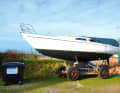 Flat" cockpit tarpaulin: If the boat is to be left to its own devices for a longer period in winter, it is worth covering the cockpit with a flat tarpaulin. This prevents autumn leaves or snow from blocking the cockpit drains