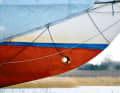 Tighten the tarpaulin on the boat: Some owners tie their yacht up like a sausage. This is no problem until the winter storms move in and the lines rub against the hull. Above all, sharp rubbing edges should be avoided