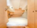 La chambre arrière à bâbord offre beaucoup de hauteur au-dessus du matelas ; la largeur de la couchette est également correcte.
