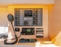 Minimaliste : pas d'emplacement pour le GPS, seulement un emplacement pour la radio et le tableau de bord