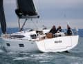 Full hull, wide stern, high freeboard. The design of the Elan Impression 43 leaves no doubt as to its orientation as a pure cruising boat
