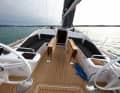 Le taud de cockpit est étroit mais haut. Adossé à la cloison de la cabine, il est très confortable et bien protégé.