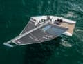 Ecoracer 25: Preisgekröntes und bei Regatten erfolgreiches Sportboot aus Italien. Der Rumpf besteht aus Flachsfasern mit recyceltem Schaumkern und lässt sich wiederverwerten. Daten: Rumpflänge 7,69 m, Breite 2,80 m, Tiefgang 1,80 m, Gewicht 1,1 t, Segelfläche 42 m², STZ 6,1; northernlightcomposites.com