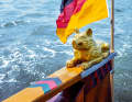 Den Botter stifteten die Eigner Hilke und Fritz Wolff 2009 dem Internat. An Bord verblieb ihr geschnitzter goldener Wolf