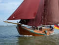 The 11.60 metre long "Tuitje" was built by Bültjer in 1990 based on the Dutch model. The oak slipper weighs a whopping twelve tonnes