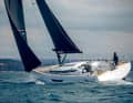 Elan E6: Ambitioniertes Sportmodell aus Slowenien, das mit guten Segeleigenschaften und eigenständigem Design punktet. Trifft die E6 in Konstruktion und Preis die goldene Mitte? Daten: Rumpflänge 14,10 m, Breite 4,49 m, Tiefgang 2,80 m, Gewicht 11,3 t, Segelfläche 122 m², STZ 4,9; www.elan-yachts.com 