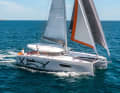 Excess 14: Beneteau komplettiert mit dem neuen, dem vierten Modell die junge Mehrrumpflinie. Auch der Excess 14 muss sich bei Europas Yacht des Jahres seinem unmittelbaren Konkurrenten stellen, dem Nautitech. Beide setzen auf mehr Segelspaß als bei reinen Fahrtenkats üblich. Daten: Rumpflänge 13,34 m, Breite 7,87 m, Tiefgang 1,48 m, Gewicht 11,7 t, Segelfläche 118 m², STZ 4,8; www.excess-catamarans.com 