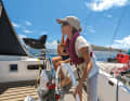 Tout le monde aime faire de la voile. Ronja, 11 ans, tient le cap
