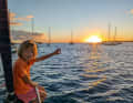 Ein neuer Tag in der Karibik. Die neun­jährige Lotta beobach­tet gut gelaunt den Sonnenaufgang